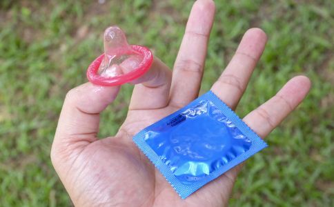 是阻止性传播的主要方式,很多人会问避孕套能否"阻断"艾滋病,这是有